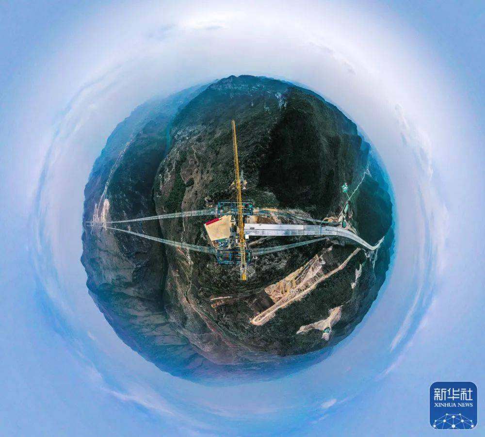 花江峡谷之上600米高空建桥人