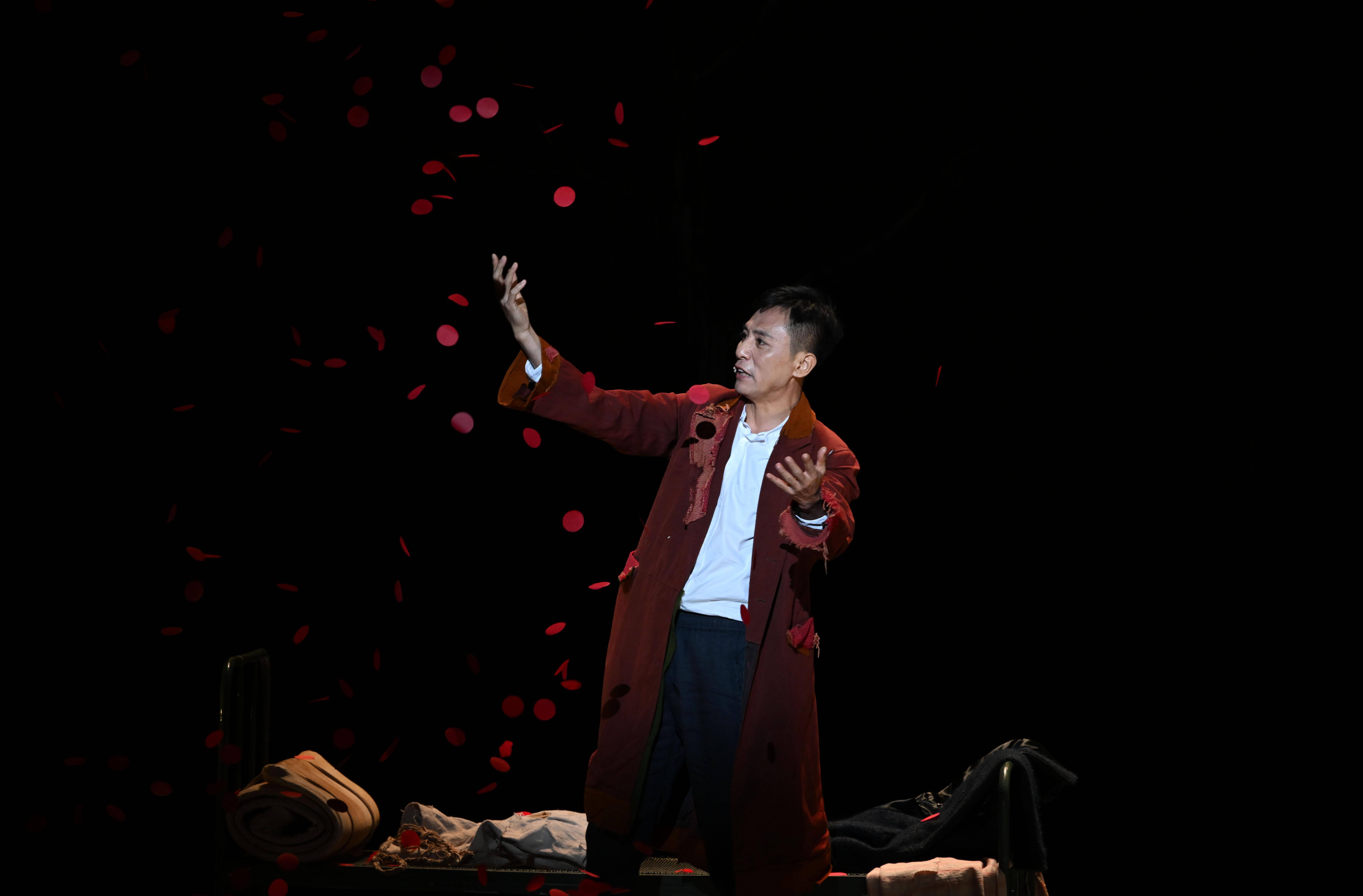 央华版话剧悲惨世界在南京上演