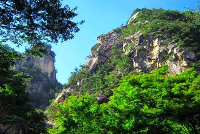 升仙峡位于甲府市北部,这里山清水秀,流水潺潺,奇石怪岩,延绵不断,有