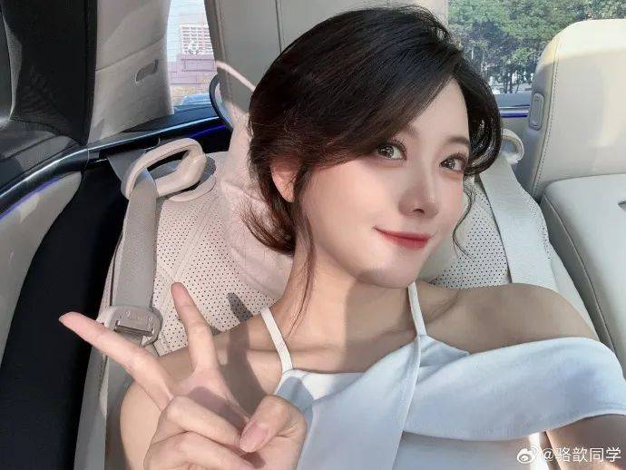 lpl美女解说骆歆先干了100串炸土豆再美美恰个火锅