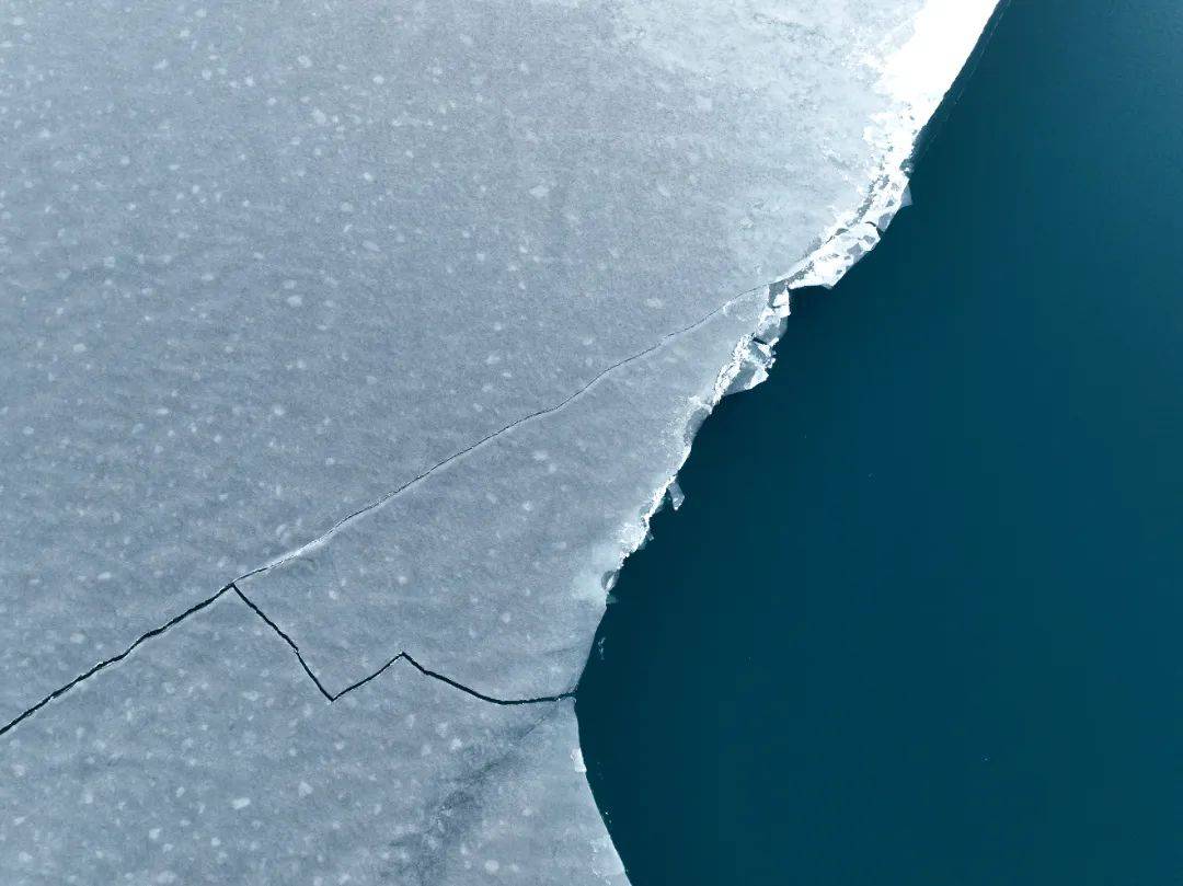 潋滟湖色破冰出山色如诗入画来青海湖开湖季