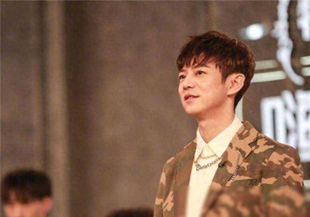 何炅收粉丝送的金条高情商回应并表明态度不在乎面子拒收一切