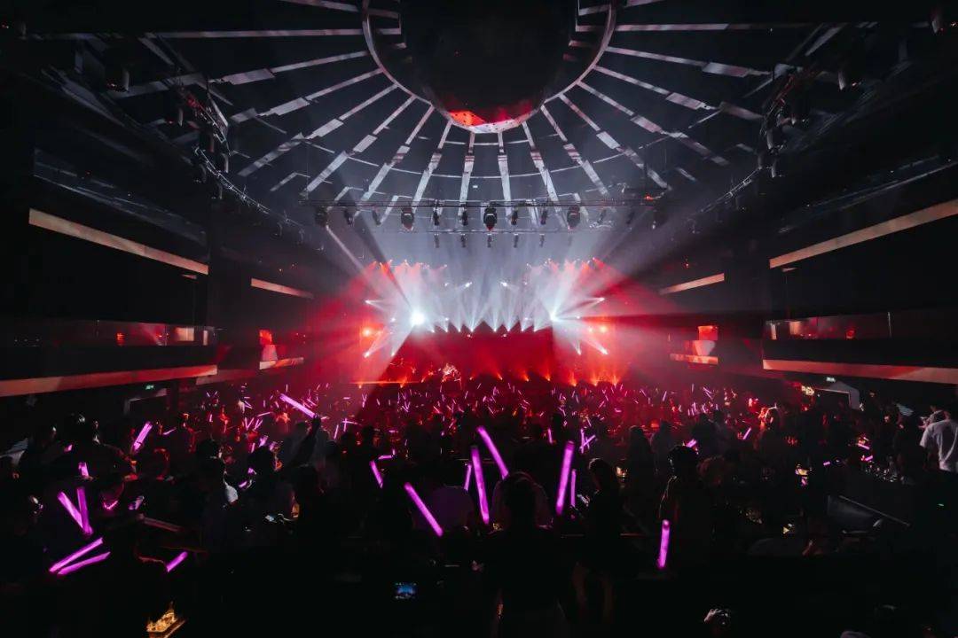 位置的live音乐圣殿kezee,自开业起便迅速霸占"上海酒吧热门榜第1名"