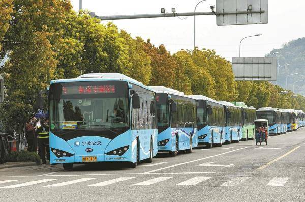 昨天迎来首个扫墓高峰今天轨道交通继续全网免费