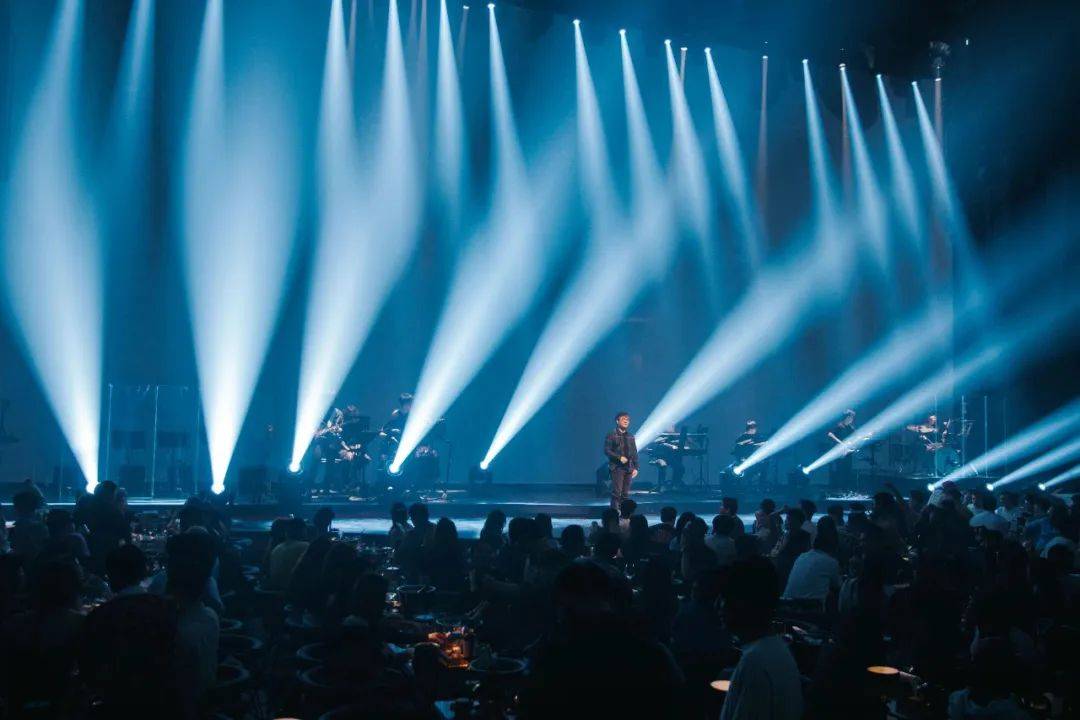 位置的live音乐圣殿kezee,自开业起便迅速霸占"上海酒吧热门榜第1名"