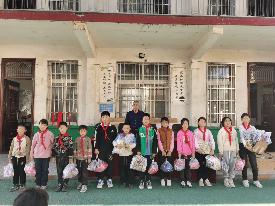 67邓州市刘集镇钱集小学隆重举行钱红超捐赠物品发放仪式