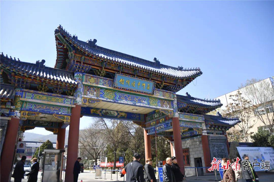 3月29日早晨7时40分,兰州市民孙晨和父母准时到达七里河区华林山路口