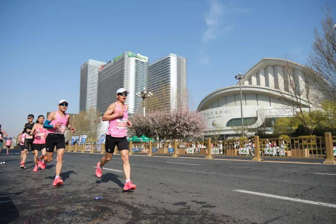 石在前行万人共跑活力石家庄君乐宝2024石家庄马拉松赛圆满落幕