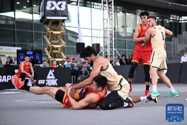 中国队球员朱渊博(右)在比赛中防守澳大利亚队球员布兰奇菲尔德.