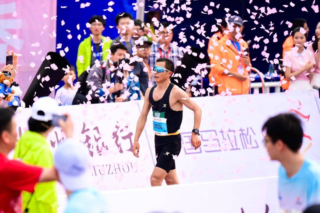 龙马领秀悦跑柳州柳州银行杯2024柳州马拉松暨警察马拉松正式鸣枪开跑