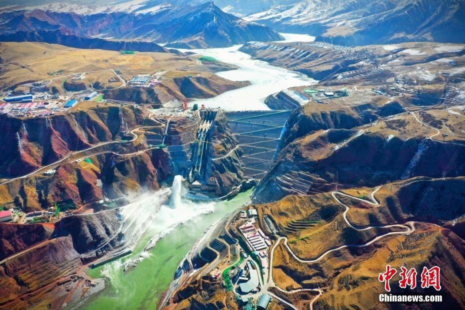 中国黄河上游在建装机最大水电站首台机组并网发电