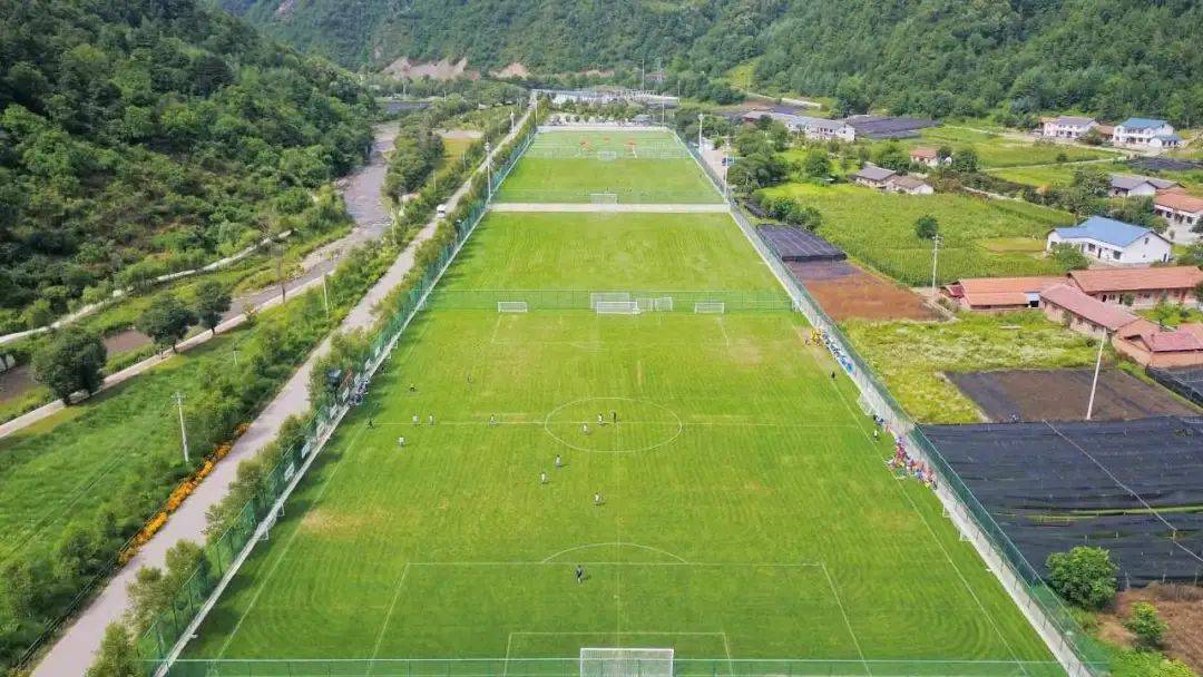 足球小镇不仅承载了青少年的足球梦 也拓宽了营盘村的乡村_留坝_体育