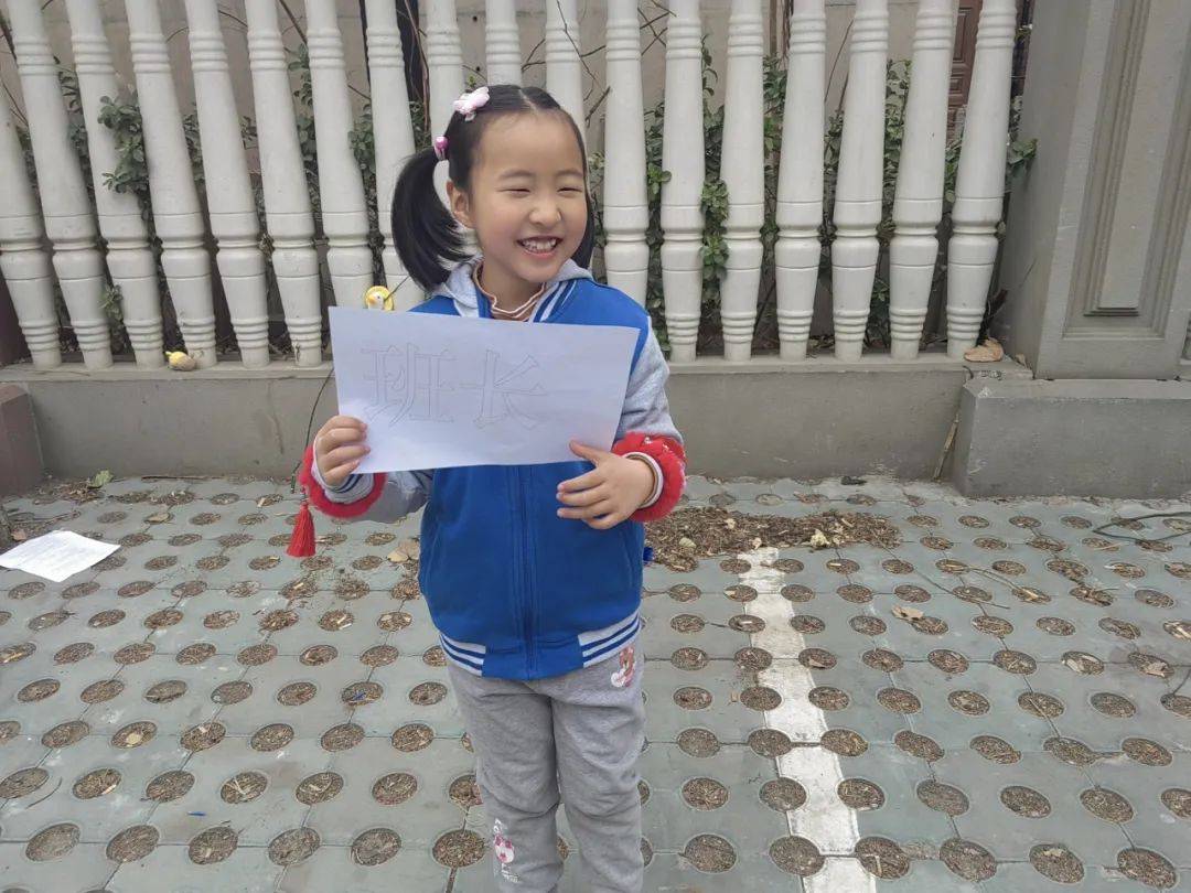 丰台五小一年级(8)班和(9)班的几位同学自发组成了"小蜗牛"微视频录制