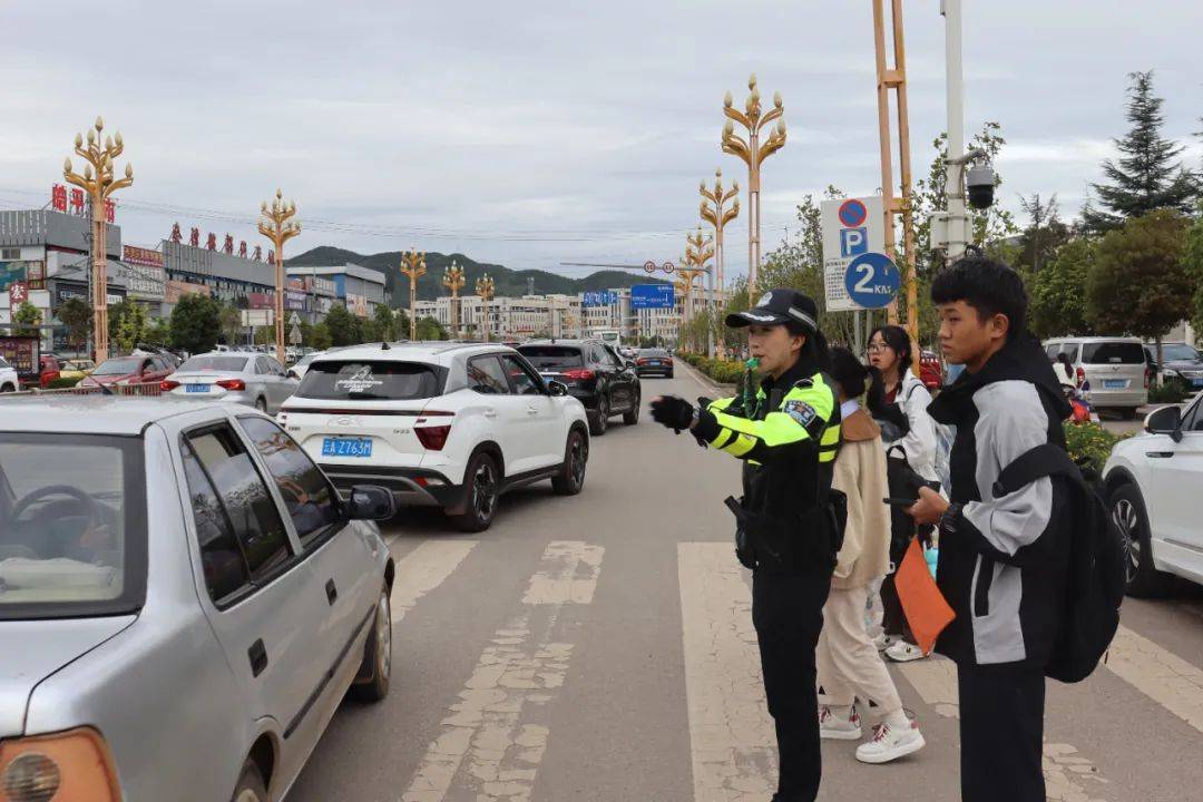 站好护学岗守好读书郎