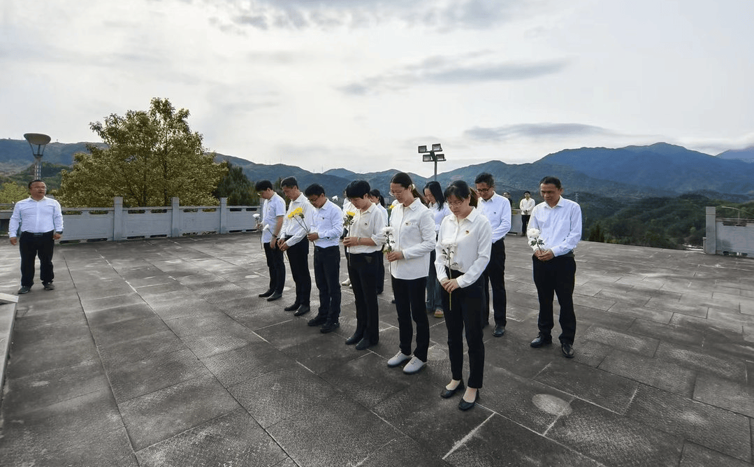—光泽县政协机关开展清明节祭扫烈士陵园活动