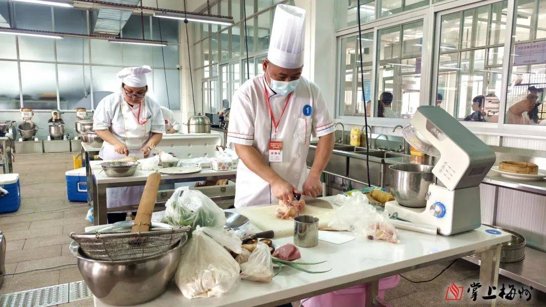 亮绝活比技艺粤港澳大湾区粤菜师傅技能大赛梅州选拔赛举行