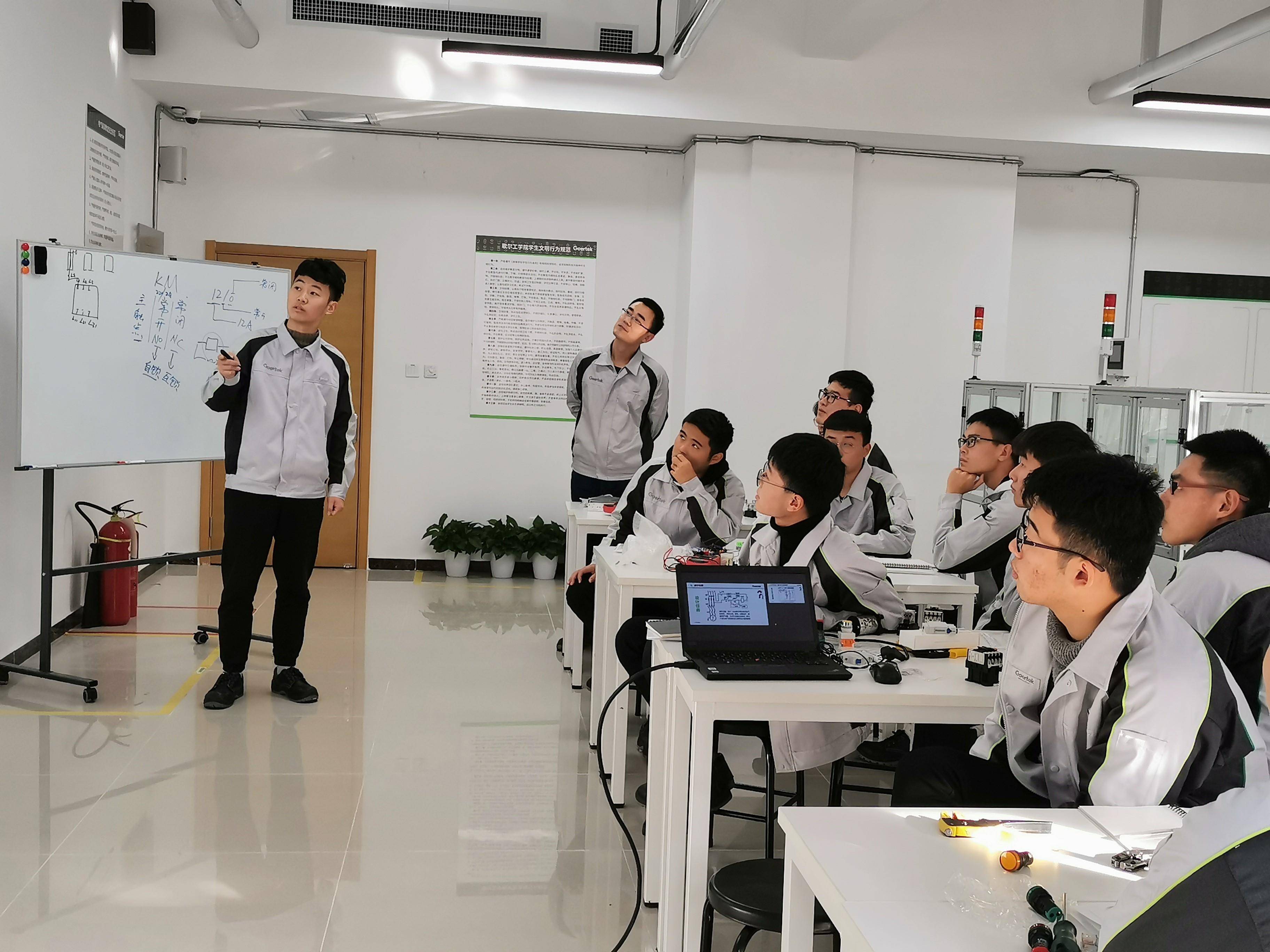 她在入职歌尔后能享受与本科生相同的薪资待遇