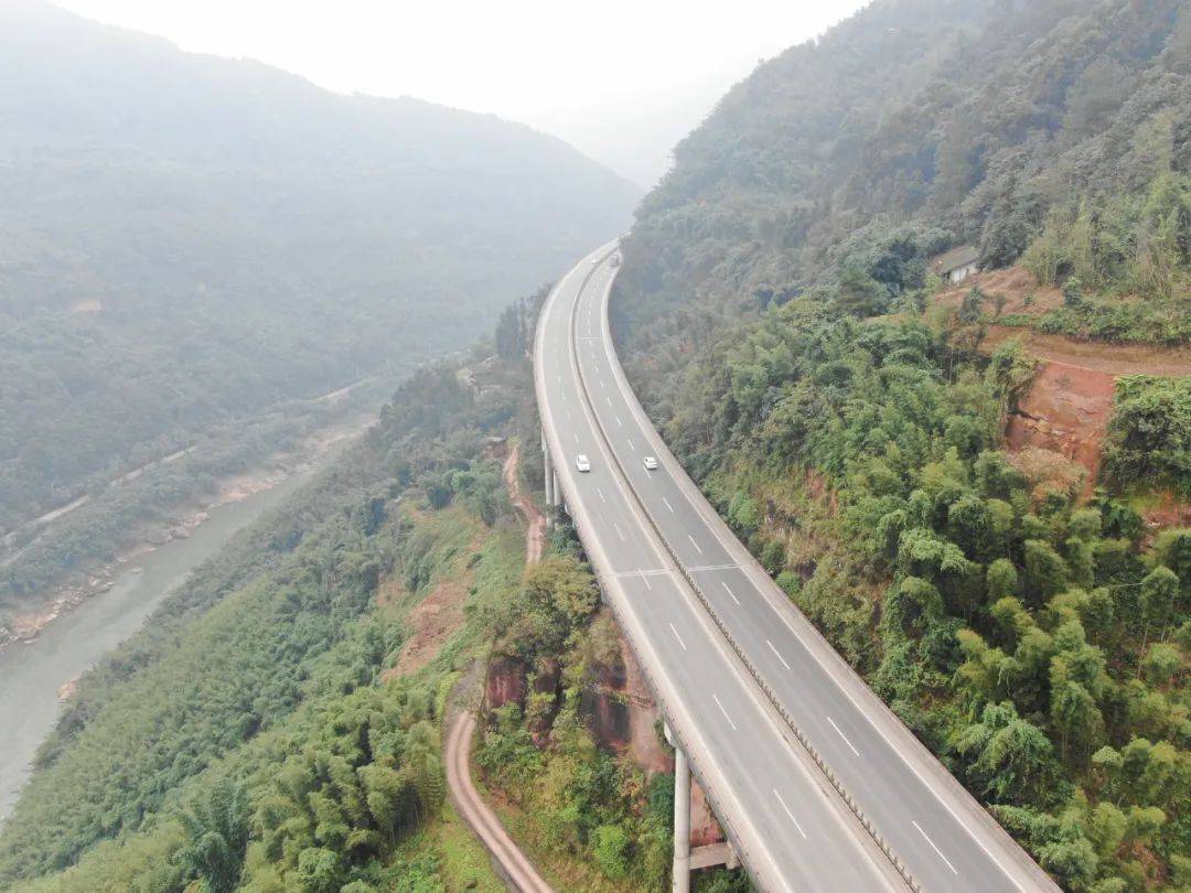 仁赤段)团结服务区路段,急弯,下坡,事故多发仁望高速(白茅段)青坑隧道