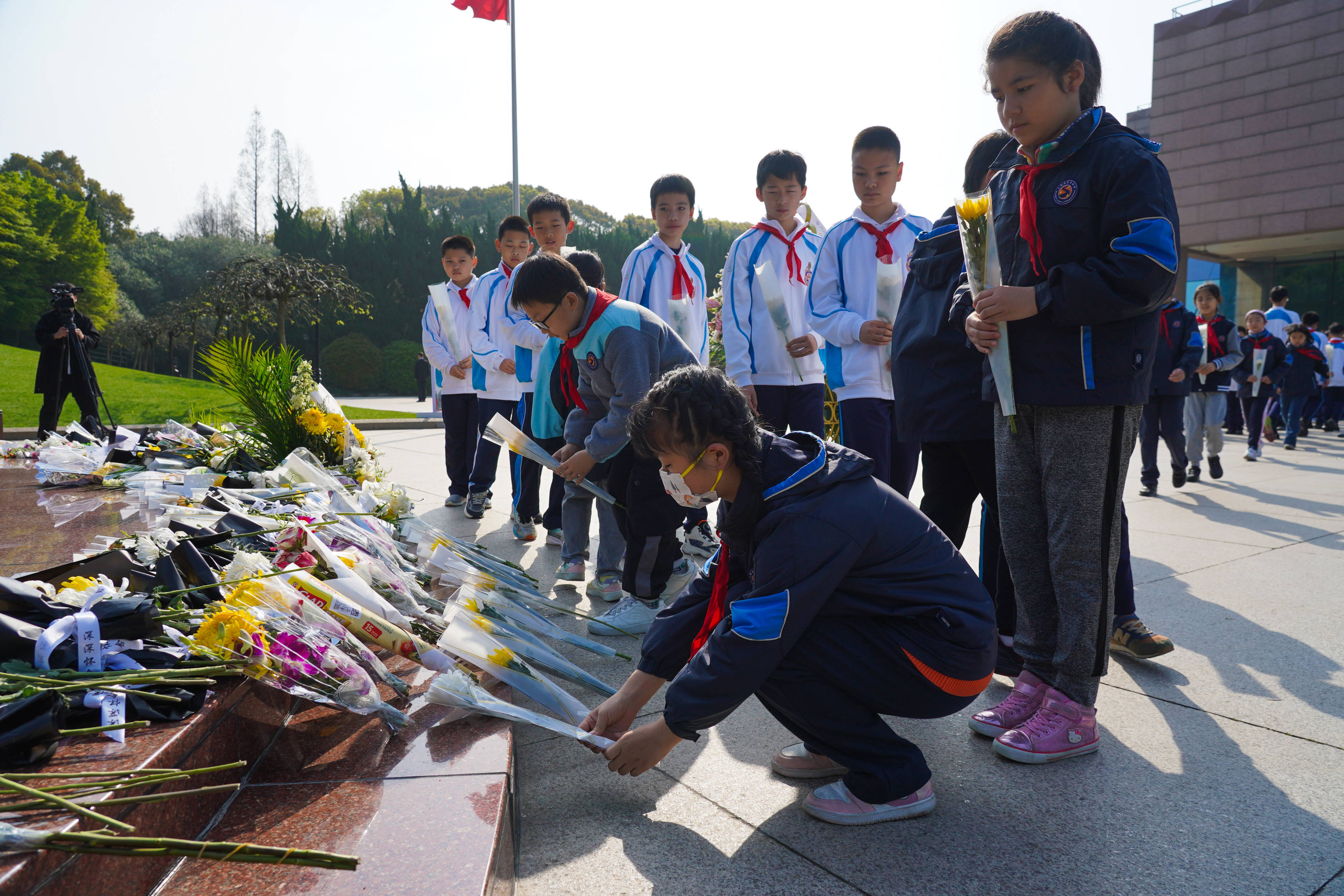 学生清明祭扫英烈图片