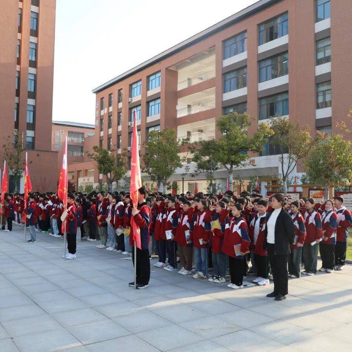 灵璧县第三中学灵璧县第三中学举行"继承先烈遗志,争做励志新时代