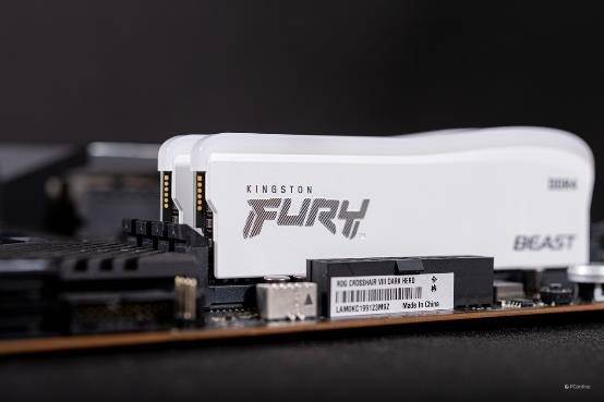 内存也是直接拉满,2根16gb的金士顿ddr4-3200内存,时序为c18已经吃浇