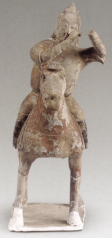 头戴三棱形垂裙长帽,白色广额丰颐长圆形脸,浓眉大眼,高鼻,闭嘴.