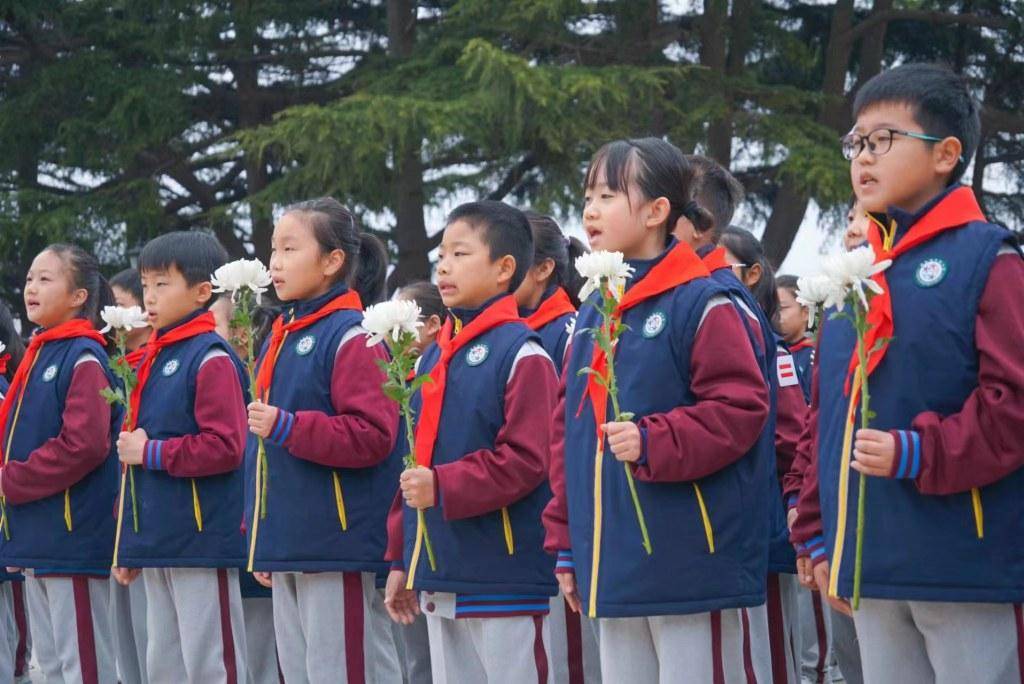 清明祭英烈传承英雄志青岛南京路小学少先队员缅怀革命先辈