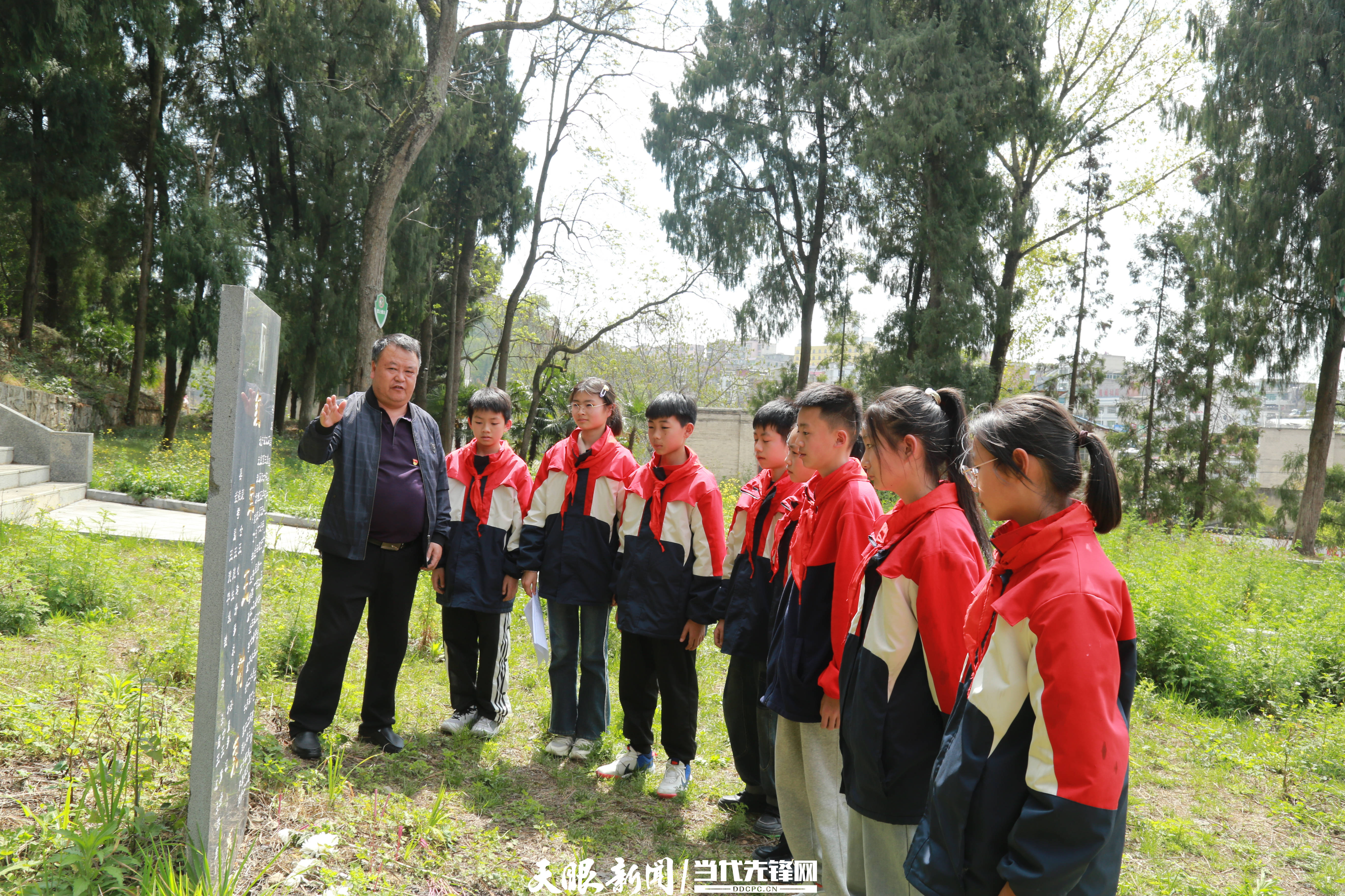天眼影像黔西甘棠小学清明祭英烈丰碑励童心