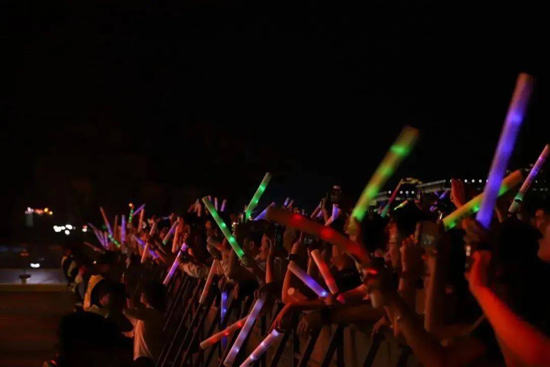 当音乐的力量汇聚于一个舞台当摇滚的节奏撞击你的心脏一场让人兴奋