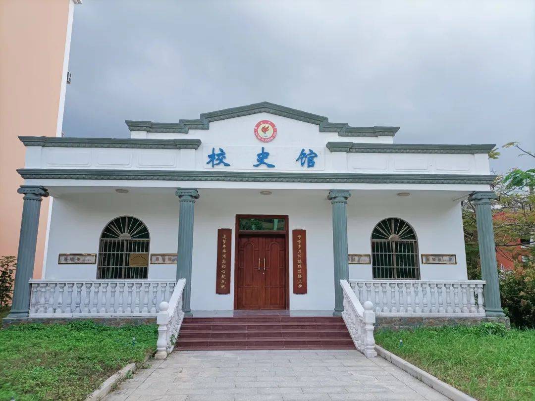 琼西中学旧址在1号展馆内陈列了大量档案资料和建设铁路遗留下来的