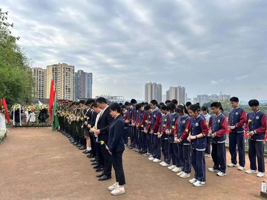龙台镇),4月2日联合四川省安岳实验中学到安岳县铁峰山烈士墓分别开展