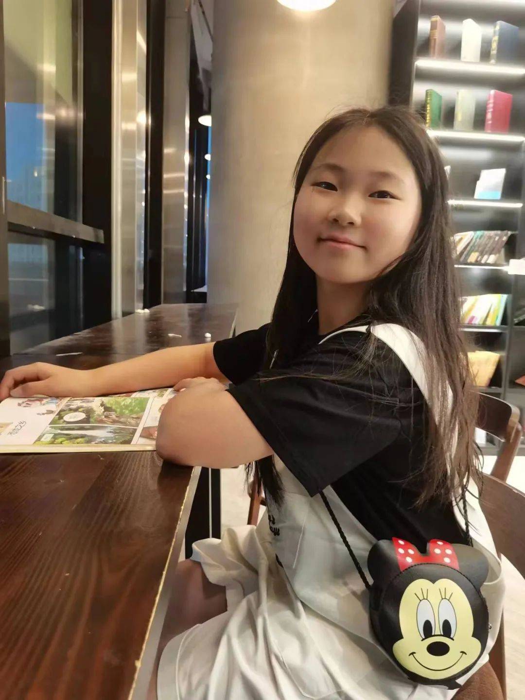 陈梓萱是个文静可爱的女孩,她乐于助人,尊师爱友,热爱班级.