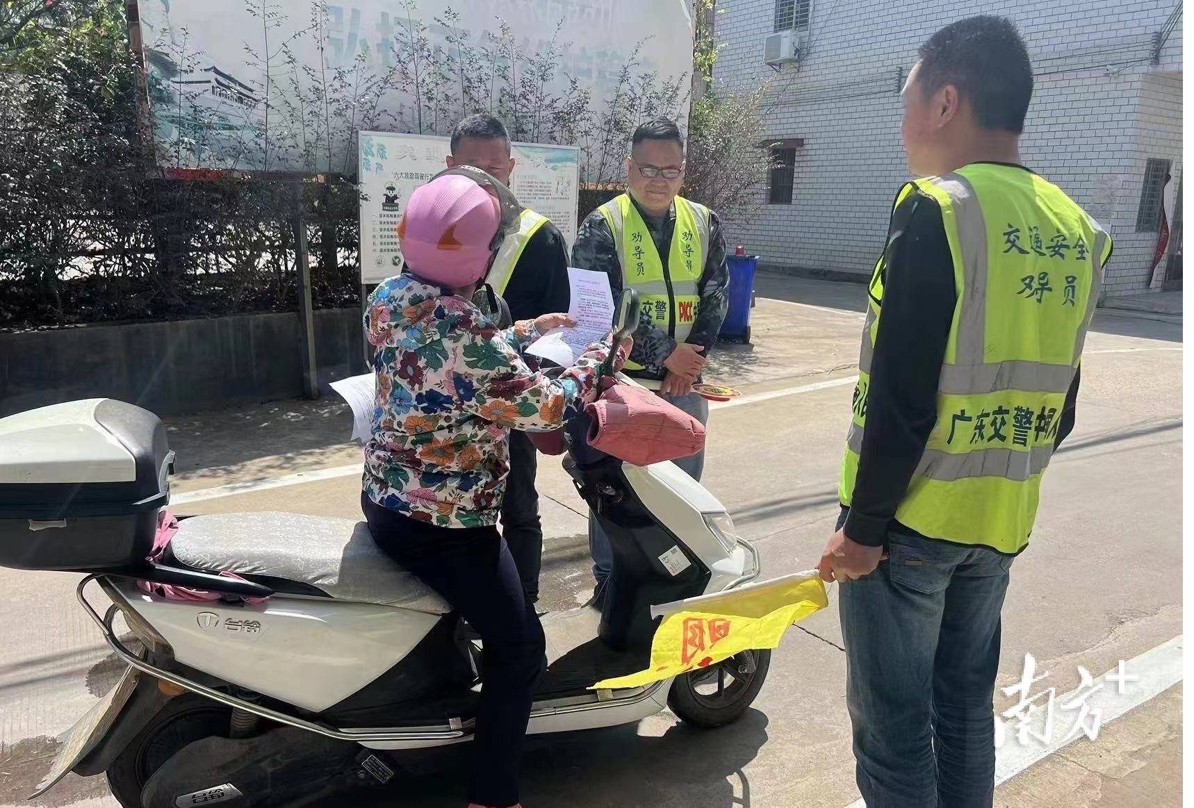 拧紧交通安全阀兴宁市坭陂镇全力推进摩电交通安全整治
