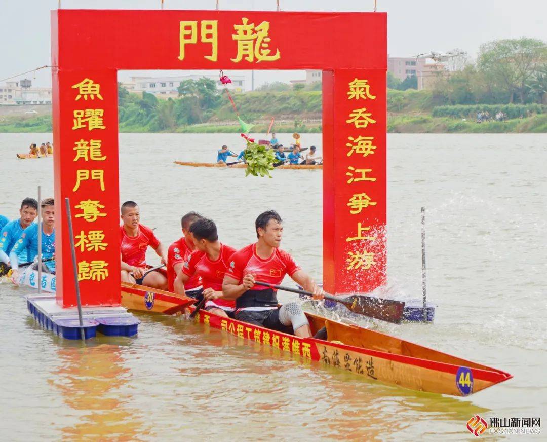 龙门架俯身划船图片