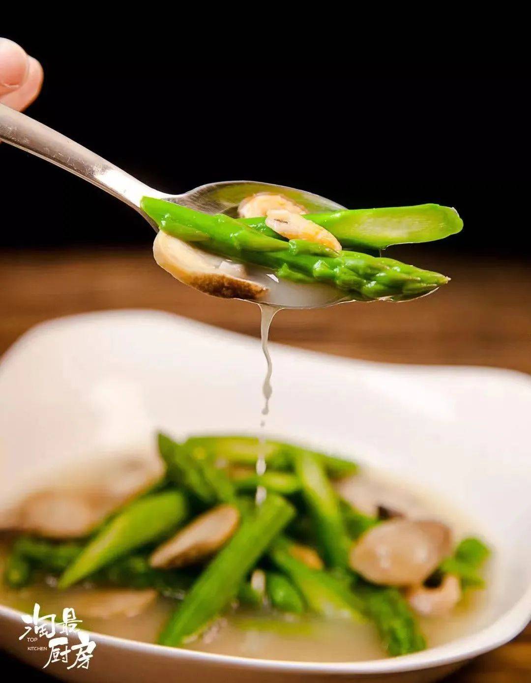 还专门创建了一支"芦笋舰队"之前徐铭恩大厨做过一道草菇鸡汁芦笋,听