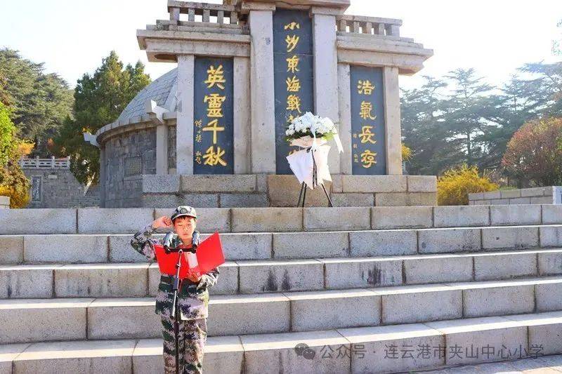 大家怀着无比崇敬的心情,绕烈士墓一圈,瞻仰烈士纪念碑.