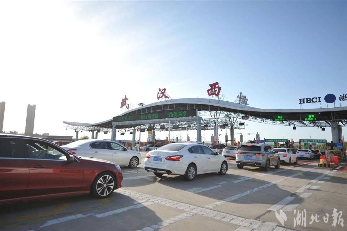 湖北高速公路迎来清明客流高峰_应急_武汉西收费站_突击队