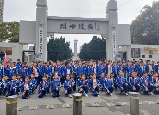 3月27日上午,枣阳市第二实验小学500多名学生来到枣阳市烈士陵园,开展