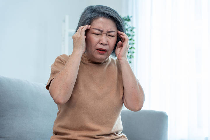 转身就忘不记人这些遗忘性行为可能是老年痴呆前兆