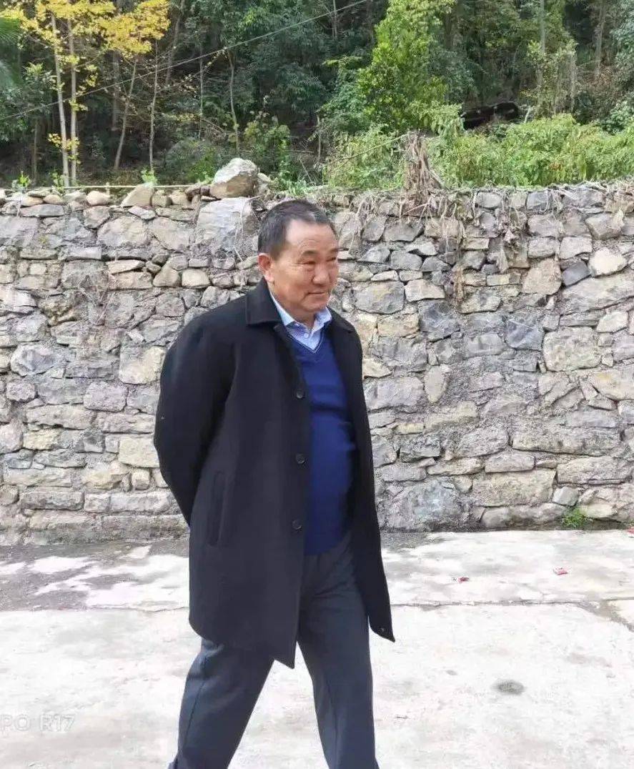 危急关头 他们化身消防员……_德明_巴东_见义勇为