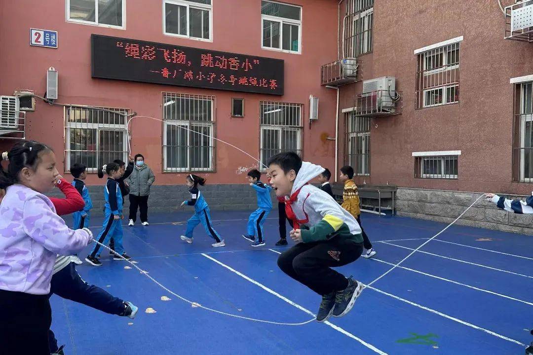 北京小学校长李明新作为首批交流干部兼任青年湖小学校长