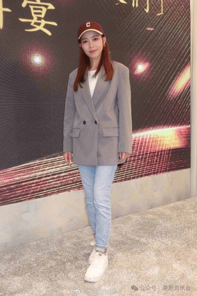 赖慰玲与萧正楠,吴若希和朱敏瀚合照时要趷高脚,表示因高度问题,导演