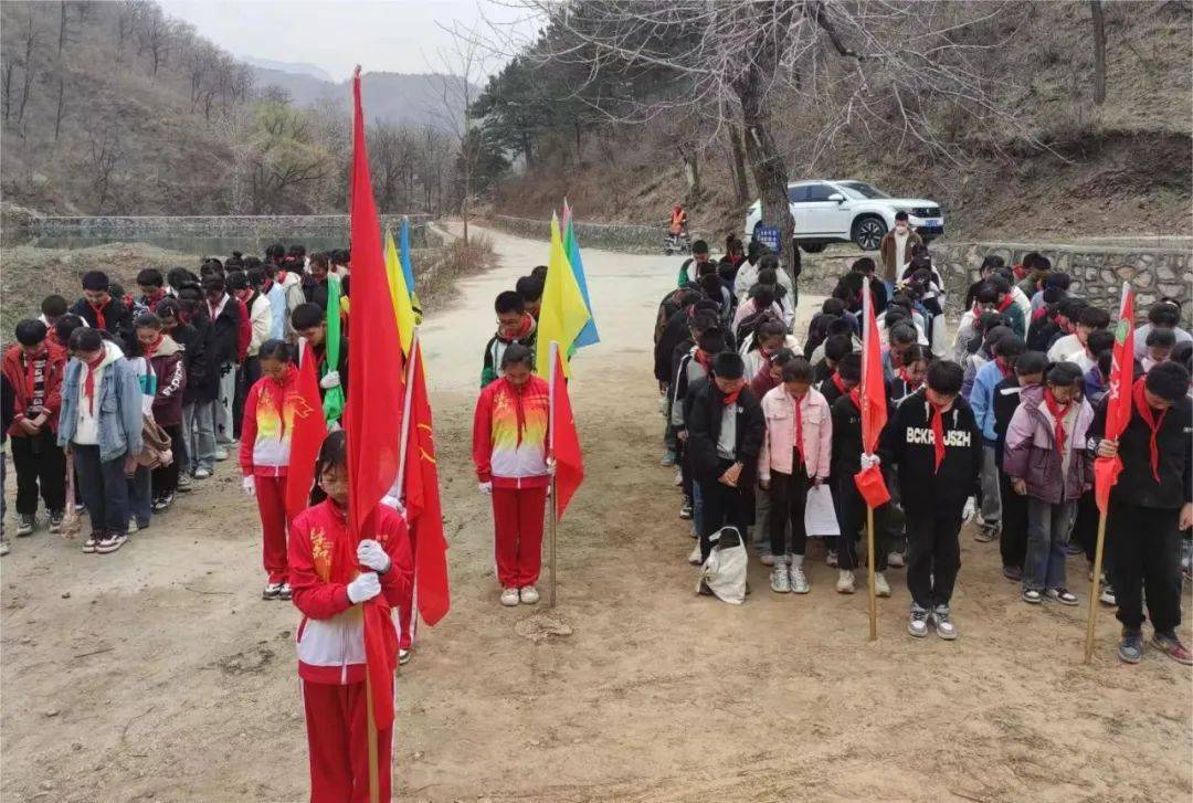 阜平县各学校少先队组织开展清明祭英烈活动