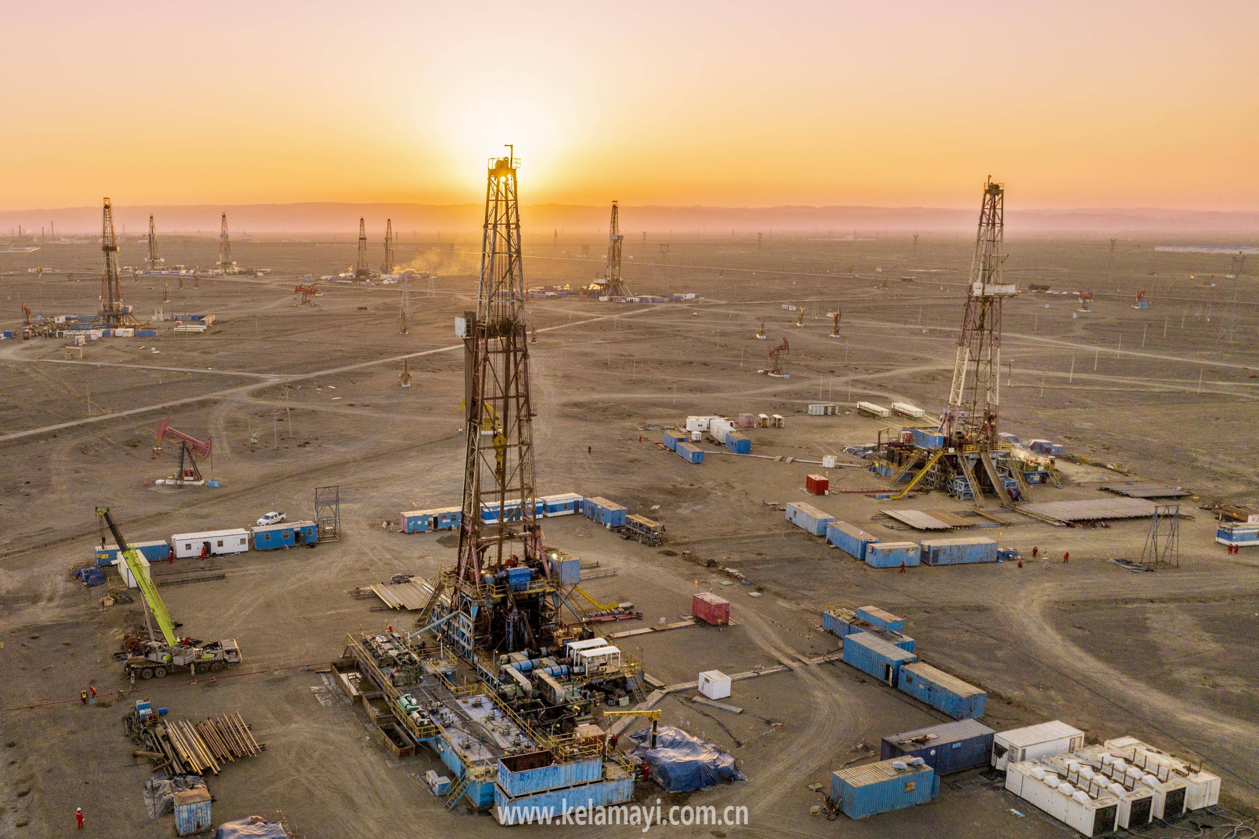 3月31日傍晚,伴着夕阳的余晖,新疆油田百21井区产能建设区块的钻井