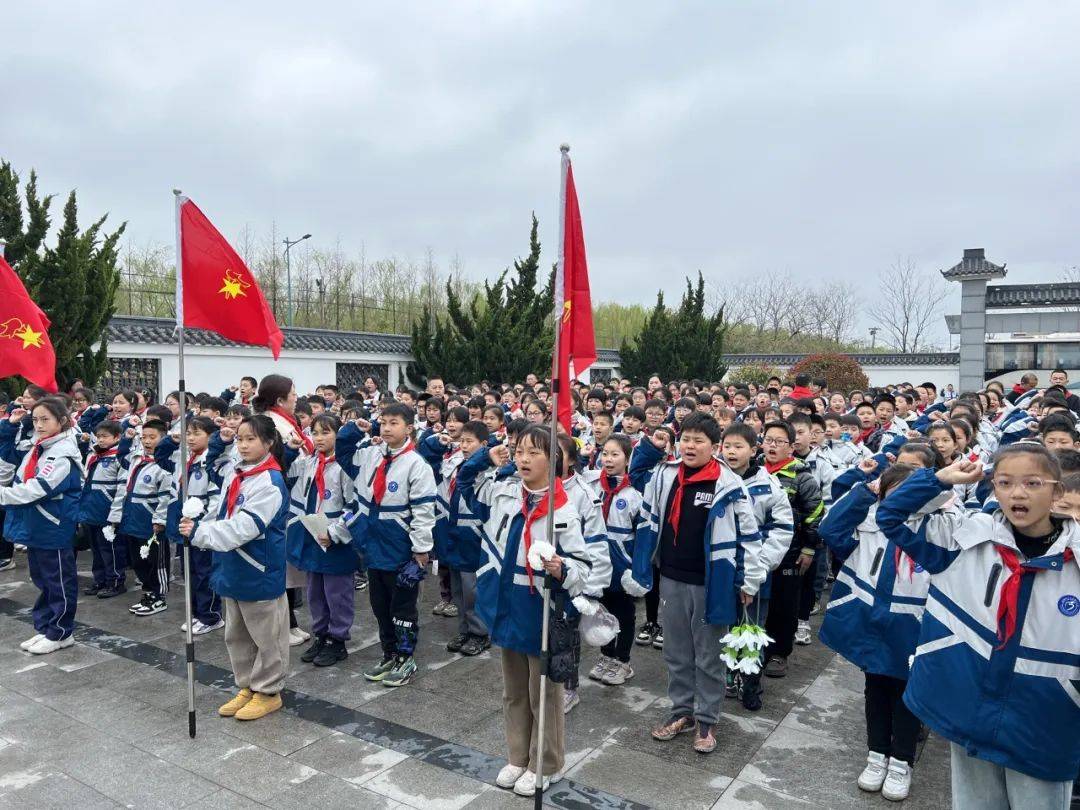 新丰小学4月2日,三圩初中师生代表一行,前往区白驹镇八路军新四军狮子