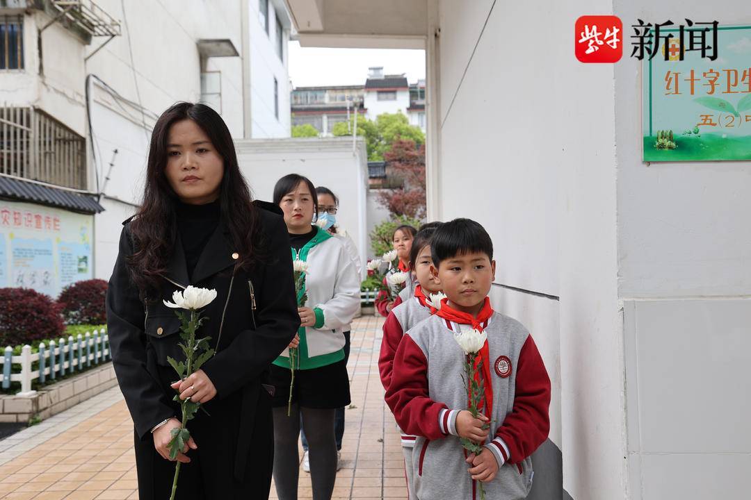 抗日战争爆发后,倪淑英投身抗日救亡运动,倪淑英和战友们在涞源县桦木