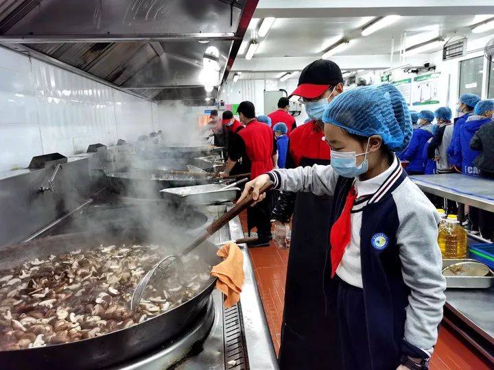 食堂自营安心午餐龙湾守护学生舌尖上的安全