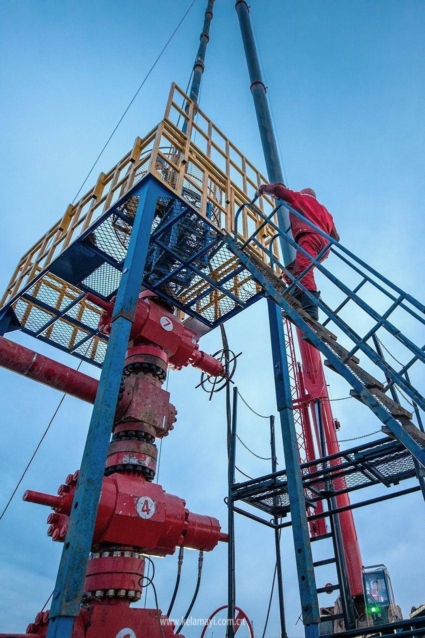 3月27日,压裂施工人员赶在落日前完成井口对接任务