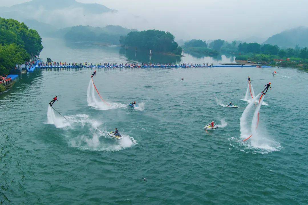 吴波《画乡水上运动会》蓝三峰《千人畅游千峡湖》黄乙丙《云端之上》