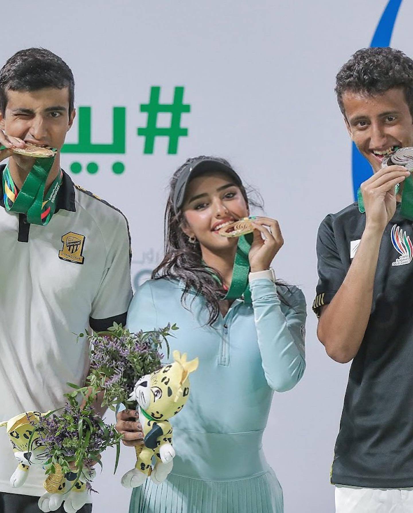 &沙特首位女性网球运动员雅拉观战利雅得胜利,与c罗合影